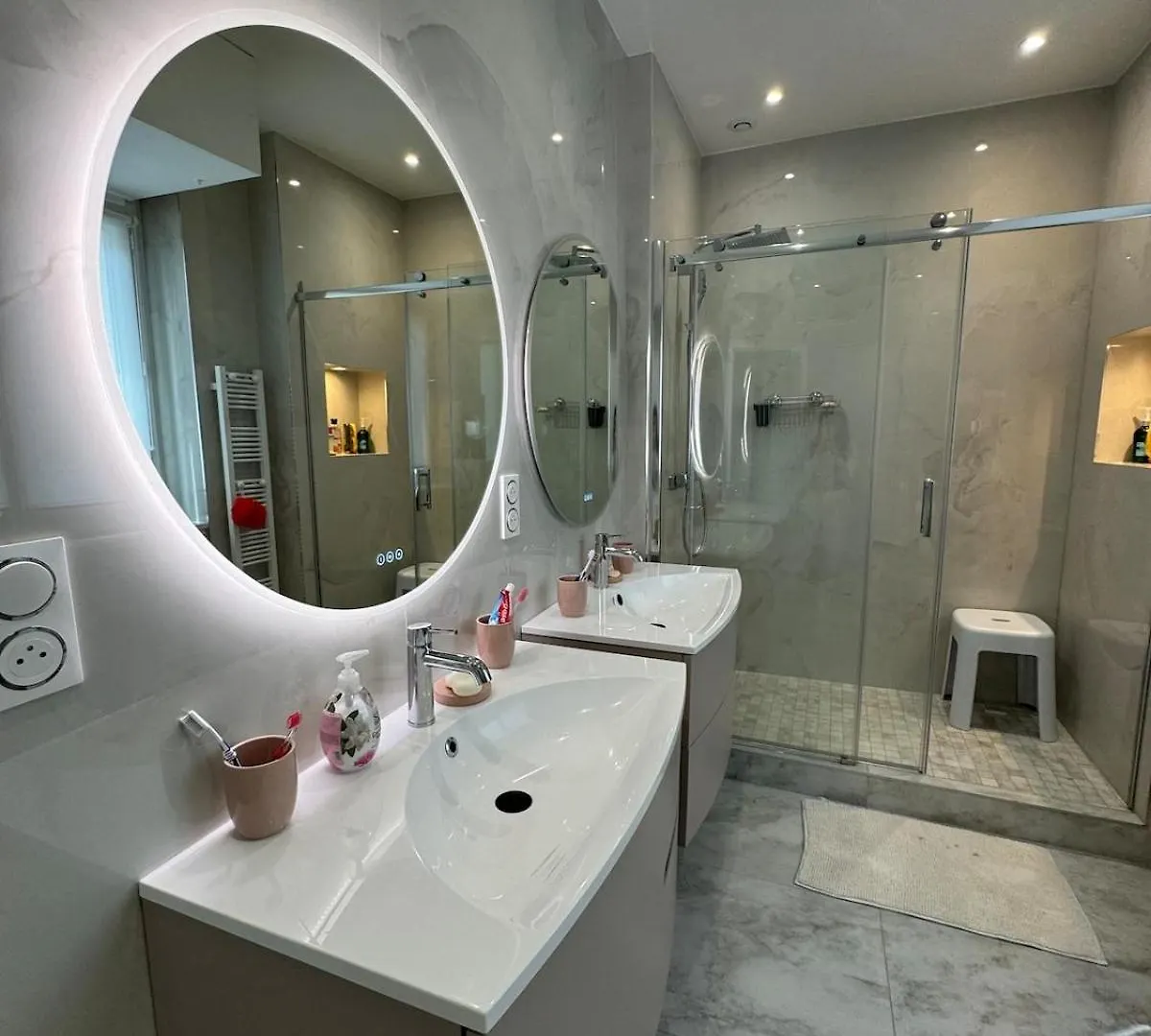 Luxurious 2 Bedroom Apartment, Located In Avenue George V Paříž