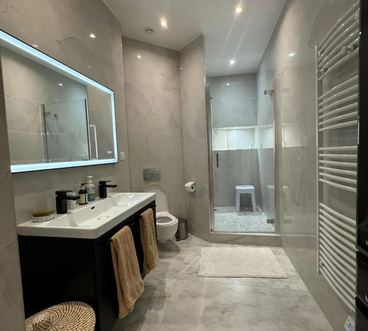 Luxurious 2 Bedroom Apartment, Located In Avenue George V Paříž Apartmán